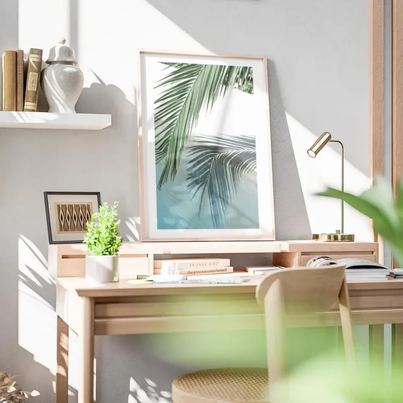 affiche avec une feuille de palmier verte et son reflet dans leau turquoise dune bureau.webp