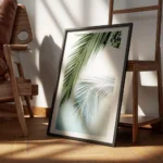 affiche avec une feuille de palmier verte et son reflet dans leau turquoise dune encadre.webp