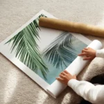 affiche avec une feuille de palmier verte et son reflet dans leau turquoise dune enroule.webp