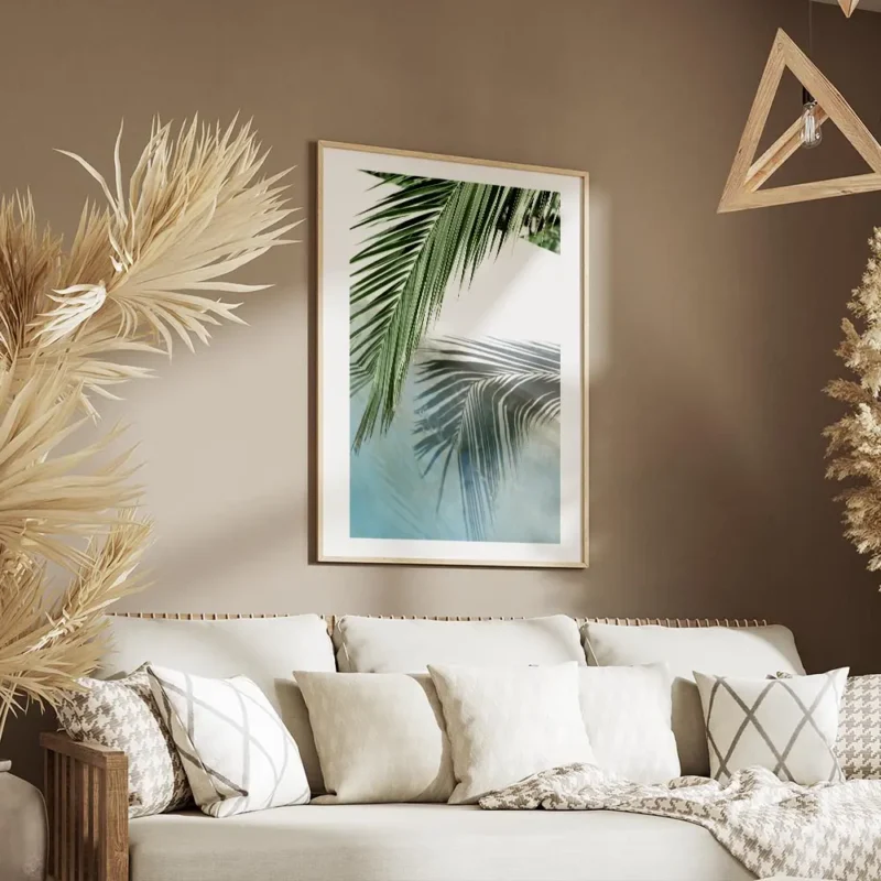 affiche avec une feuille de palmier verte et son reflet dans leau turquoise dune salon.webp
