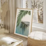 affiche avec une feuille de palmier verte et son reflet dans leau turquoise dune salon beige.webp