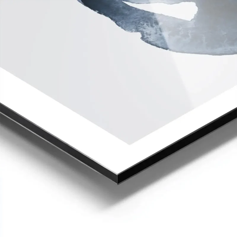 affiche avec une fleur abstraite a laquarelle orange et une forme bleue sur fond aluminium.webp
