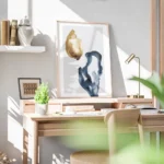 affiche avec une fleur abstraite a laquarelle orange et une forme bleue sur fond bureau.webp