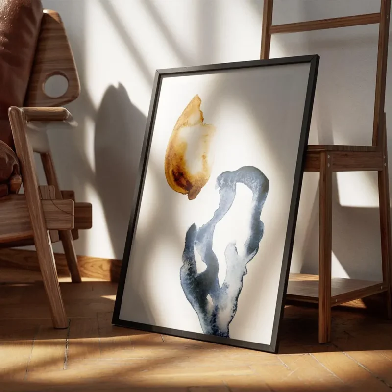 affiche avec une fleur abstraite a laquarelle orange et une forme bleue sur fond encadre.webp