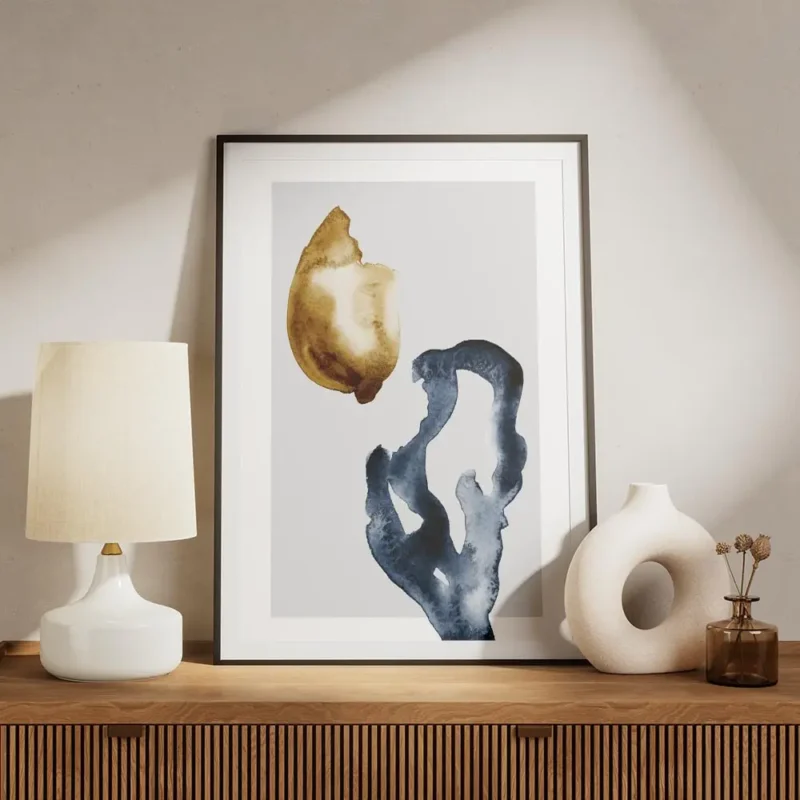 affiche avec une fleur abstraite a laquarelle orange et une forme bleue sur fond meuble.webp