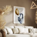 affiche avec une fleur abstraite a laquarelle orange et une forme bleue sur fond salon.webp