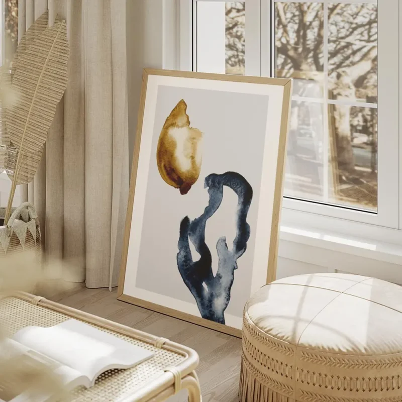 affiche avec une fleur abstraite a laquarelle orange et une forme bleue sur fond salon beige.webp