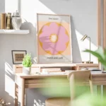 affiche avec une fleur marguerite rose et orange a la typographie the daisy et a bureau.webp