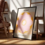 affiche avec une fleur marguerite rose et orange a la typographie the daisy et a encadre.webp