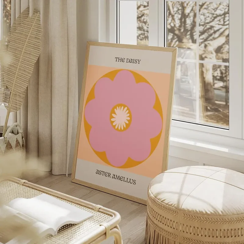 affiche avec une fleur marguerite rose et orange a la typographie the daisy et a salon beige.webp