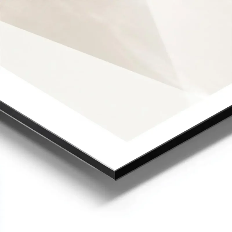 affiche avec une forme abstraite incurvee doree et beige sur fond gris clair aluminium.webp