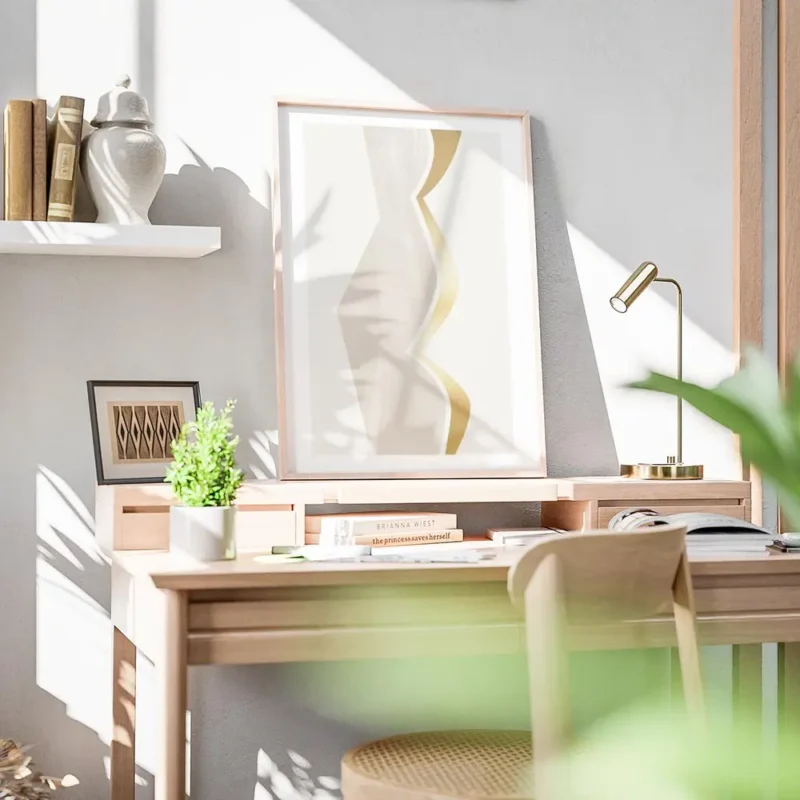 affiche avec une forme abstraite incurvee doree et beige sur fond gris clair bureau.webp