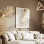 affiche avec une forme abstraite incurvee doree et beige sur fond gris clair salon.webp