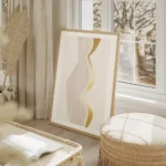 affiche avec une forme abstraite incurvee doree et beige sur fond gris clair salon beige.webp