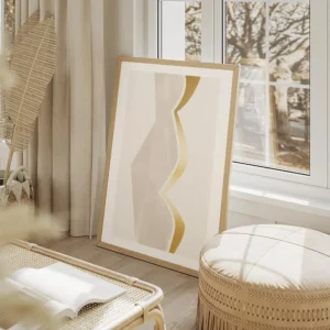 affiche avec une forme abstraite incurvee doree et beige sur fond gris clair salon beige.webp