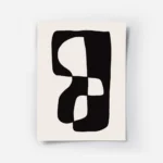 affiche avec une forme abstraite noire et blanche sur fond beige.webp