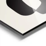 affiche avec une forme abstraite noire et blanche sur fond beige aluminium.webp
