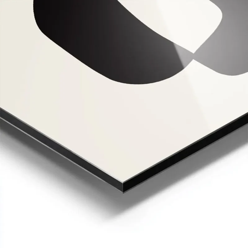affiche avec une forme abstraite noire et blanche sur fond beige aluminium.webp