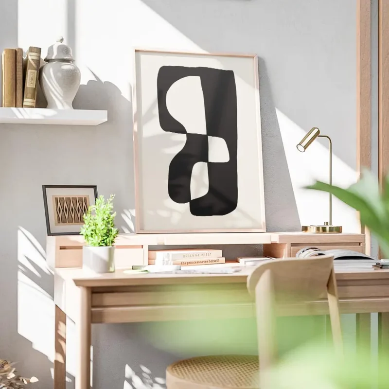 affiche avec une forme abstraite noire et blanche sur fond beige bureau.webp