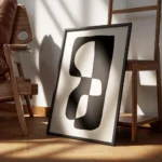 affiche avec une forme abstraite noire et blanche sur fond beige encadre.webp