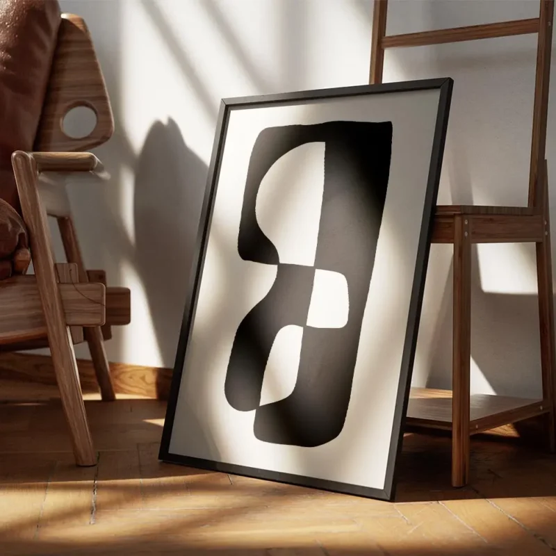 affiche avec une forme abstraite noire et blanche sur fond beige encadre.webp