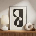 affiche avec une forme abstraite noire et blanche sur fond beige meuble.webp