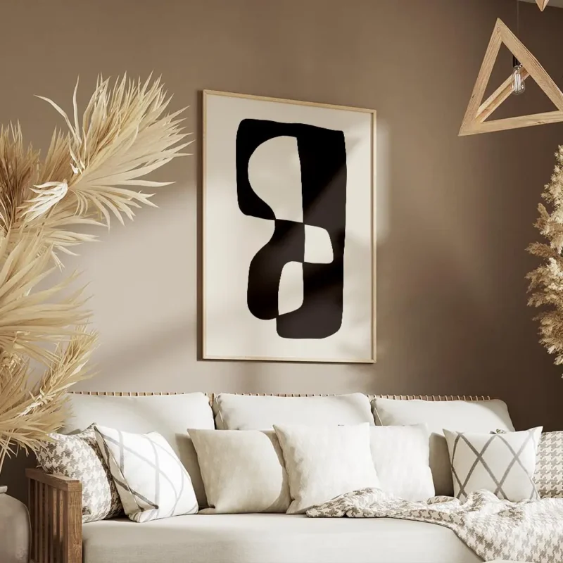 affiche avec une forme abstraite noire et blanche sur fond beige salon.webp