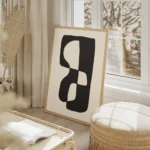affiche avec une forme abstraite noire et blanche sur fond beige salon beige.webp