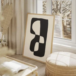 affiche avec une forme abstraite noire et blanche sur fond beige salon beige.webp
