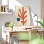 affiche avec une forme corallienne orange et un cercle bleu abstrait sur fond be bureau.webp