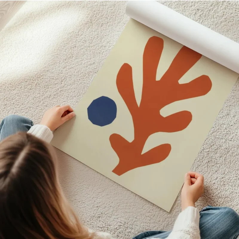 affiche avec une forme corallienne orange et un cercle bleu abstrait sur fond be en rouleau.webp