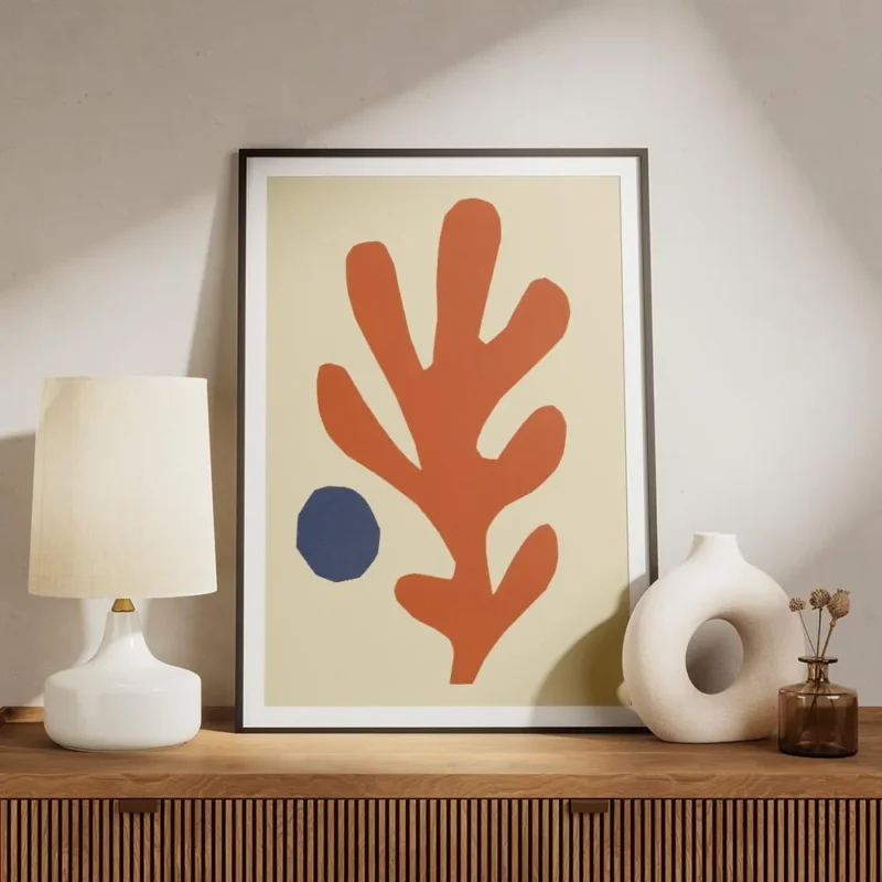 affiche avec une forme corallienne orange et un cercle bleu abstrait sur fond be meuble.webp