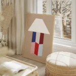 affiche avec une forme de lampe blanche abstraite son pied compose de formes geo salon beige.webp