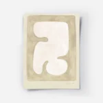 affiche avec une forme organique blanche aux courbes douces encadree par des ton.webp