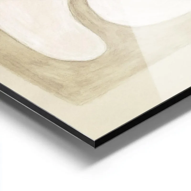 affiche avec une forme organique blanche aux courbes douces encadree par des ton aluminium.webp