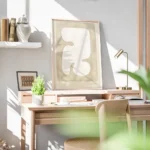 affiche avec une forme organique blanche aux courbes douces encadree par des ton bureau.webp