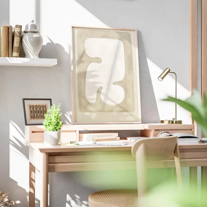 affiche avec une forme organique blanche aux courbes douces encadree par des ton bureau.webp