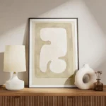 affiche avec une forme organique blanche aux courbes douces encadree par des ton meuble.webp