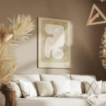 affiche avec une forme organique blanche aux courbes douces encadree par des ton salon.webp