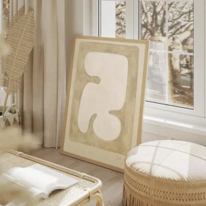 affiche avec une forme organique blanche aux courbes douces encadree par des ton salon beige.webp