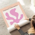 affiche avec une forme rose abstraite sur un fond blanc texte noir formes colore au sol.webp