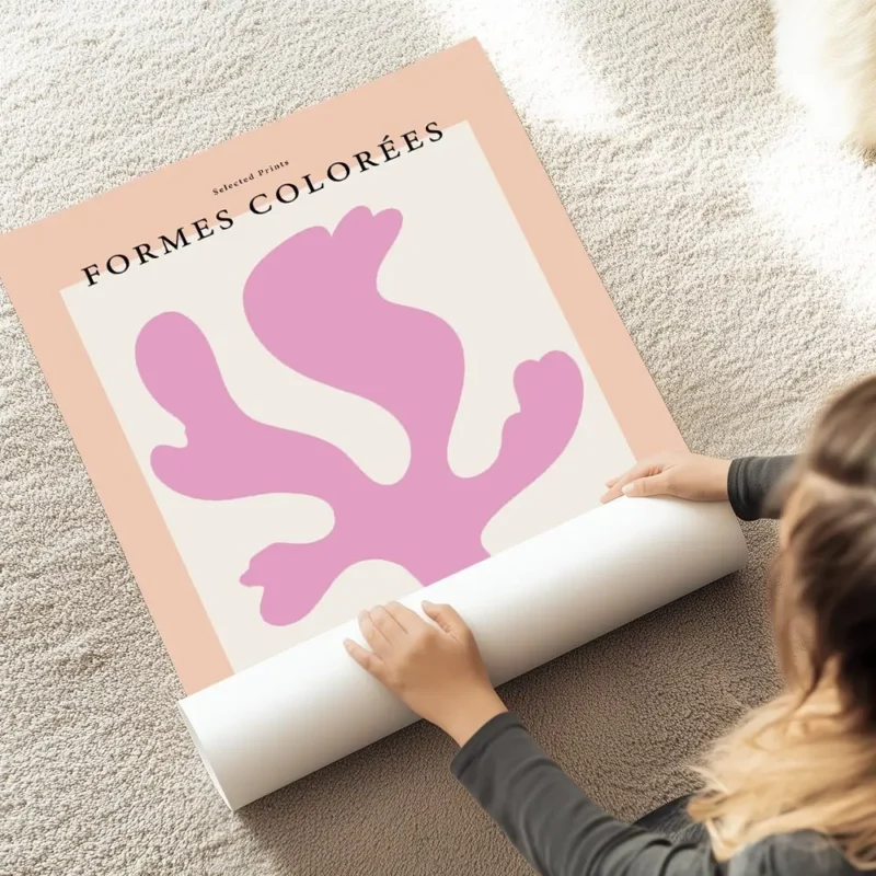 affiche avec une forme rose abstraite sur un fond blanc texte noir formes colore au sol.webp