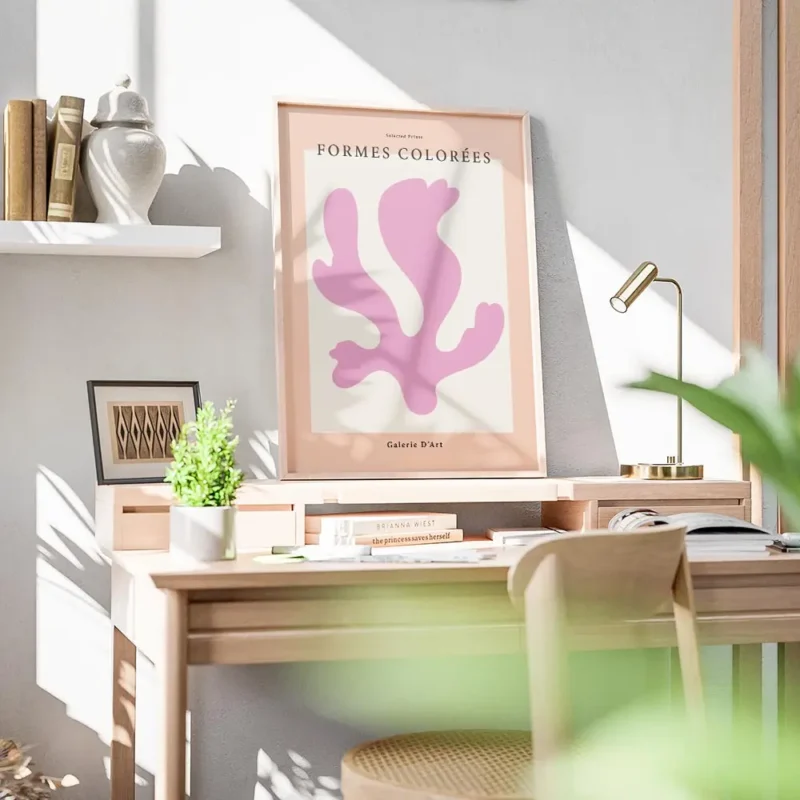 affiche avec une forme rose abstraite sur un fond blanc texte noir formes colore bureau.webp