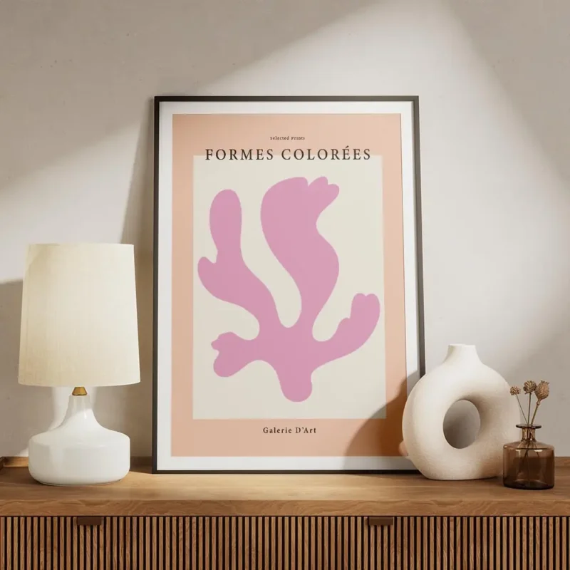 affiche avec une forme rose abstraite sur un fond blanc texte noir formes colore meuble.webp