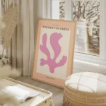 affiche avec une forme rose abstraite sur un fond blanc texte noir formes colore salon beige.webp