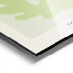 affiche avec une forme verte et un cercle violet sur un carre vert clair texte a aluminium.webp