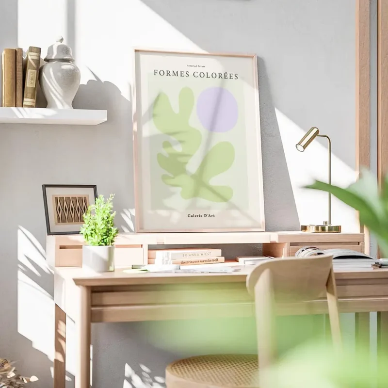 affiche avec une forme verte et un cercle violet sur un carre vert clair texte a bureau.webp