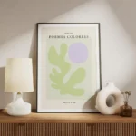 affiche avec une forme verte et un cercle violet sur un carre vert clair texte a meuble.webp