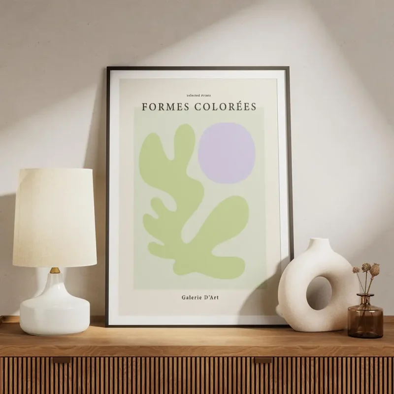 affiche avec une forme verte et un cercle violet sur un carre vert clair texte a meuble.webp