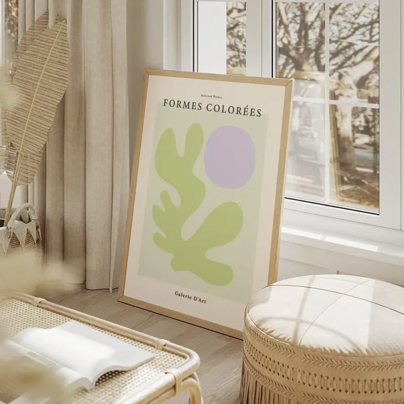 affiche avec une forme verte et un cercle violet sur un carre vert clair texte a salon beige.webp